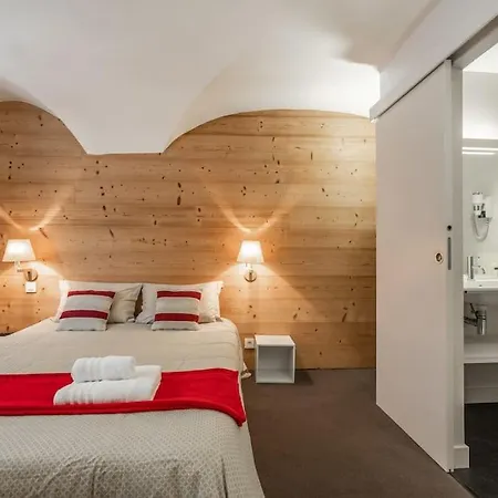 Aya, Moderne Dans Le Coeur Du Village